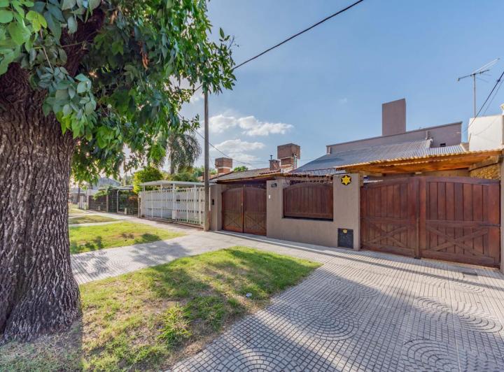 Casa · 200m² · 5 Ambientes · 2 Cocheras