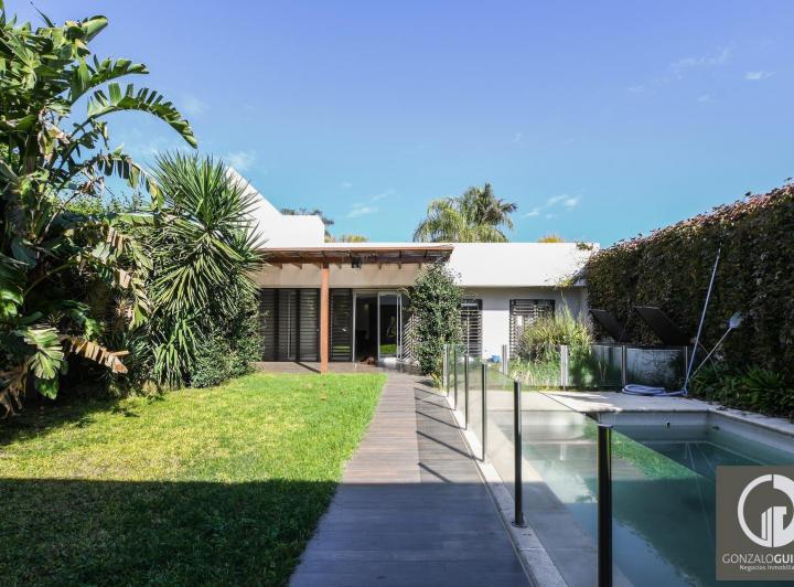 Casa · 324m² · 6 Ambientes · 2 Cocheras