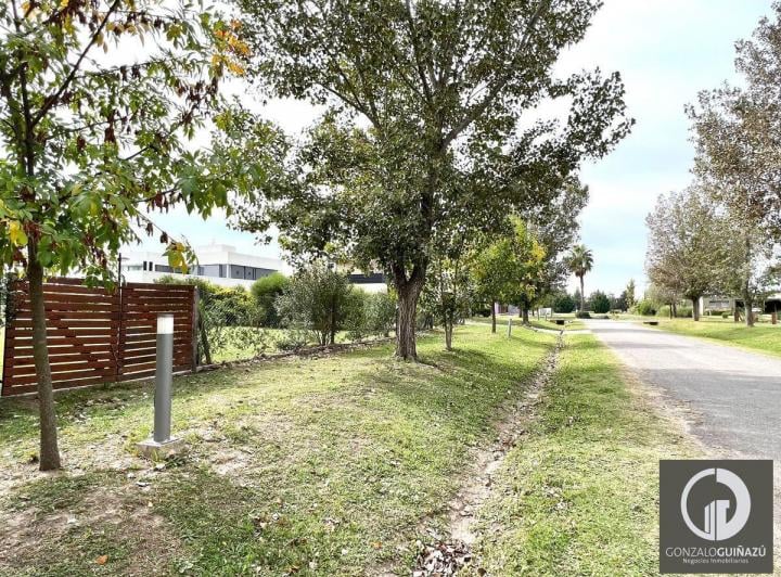 Terreno · 878m²
