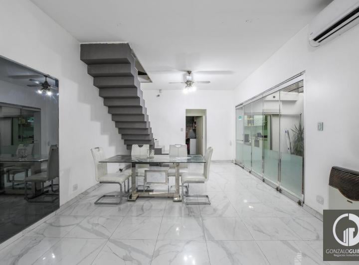 Casa · 200m² · 5 Ambientes · 2 Cocheras