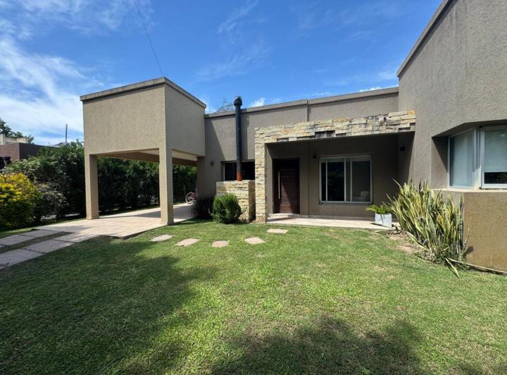 Casa · 220m² · 6 Ambientes · 1 Cochera