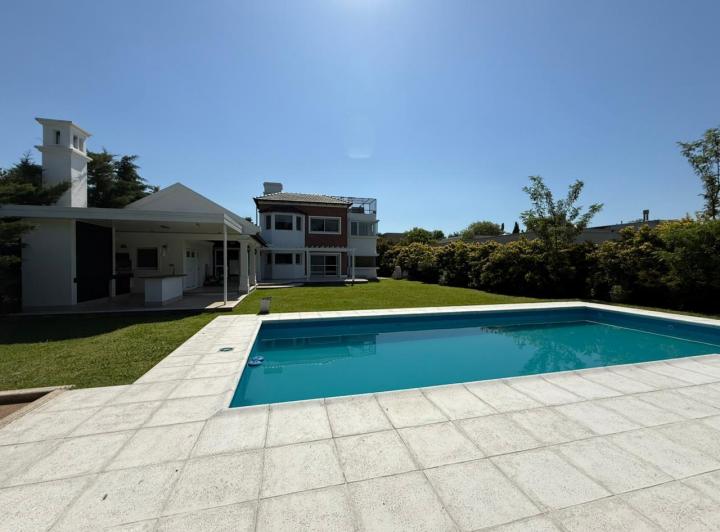 Casa · 246m² · 8 Ambientes · 4 Cocheras