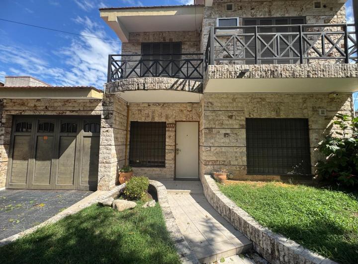Casa · 184m² · 4 Ambientes · 2 Cocheras