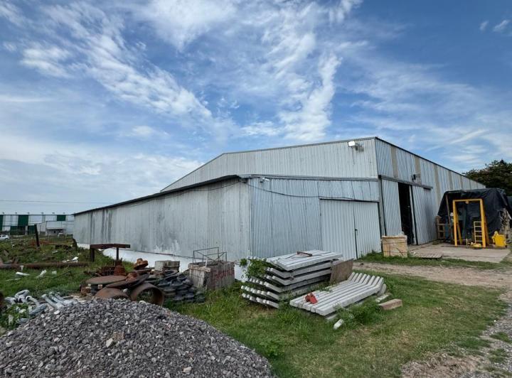 Bodega-Galpón · 1590m² · 8 Ambientes