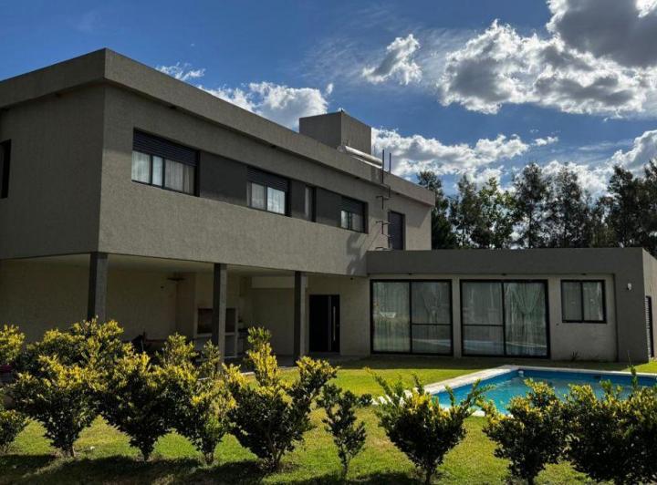 Casa · 140m² · 5 Ambientes · 2 Cocheras