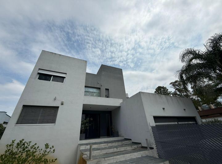 Casa · 223m² · 8 Ambientes · 2 Cocheras