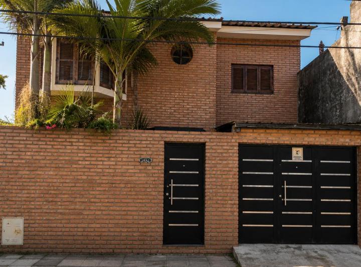 Casa · 245m² · 8 Ambientes · 1 Cochera