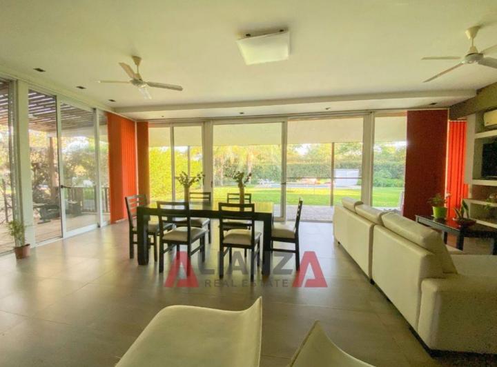 Casa · 223m² · 6 Ambientes · 2 Cocheras