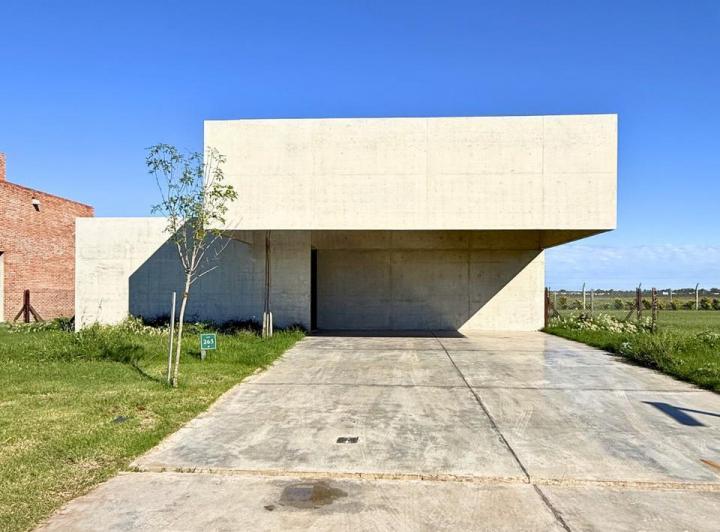Casa · 200m² · 4 Ambientes · 2 Cocheras
