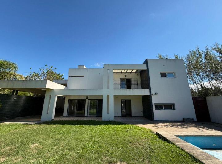 Casa · 300m² · 6 Ambientes · 4 Cocheras
