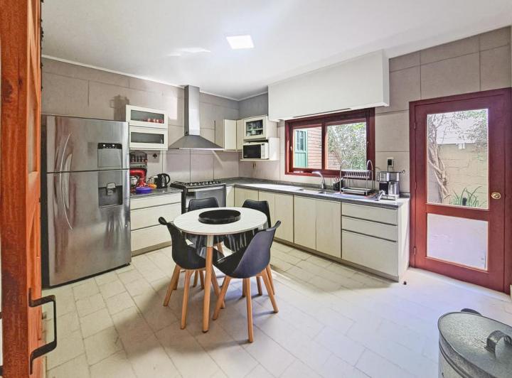 Casa · 144m² · 8 Ambientes · 1 Cochera