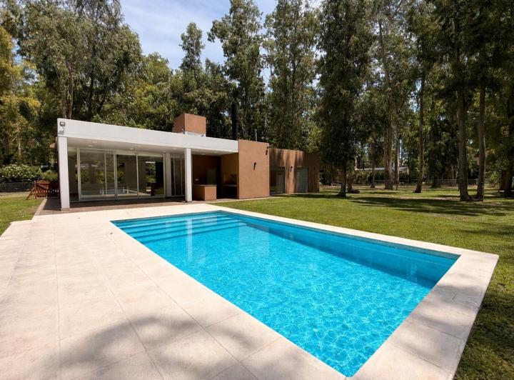 Casa · 243m² · 5 Ambientes · 2 Cocheras