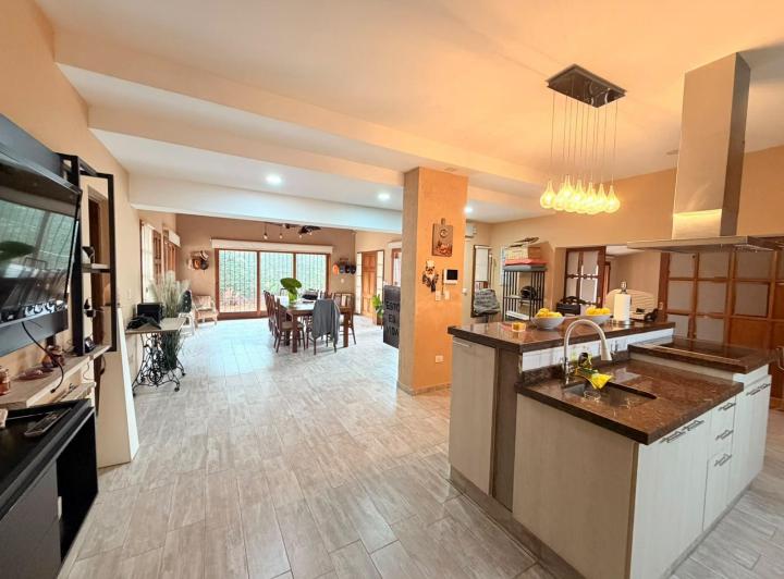 Casa · 695m² · 6 Ambientes · 4 Cocheras