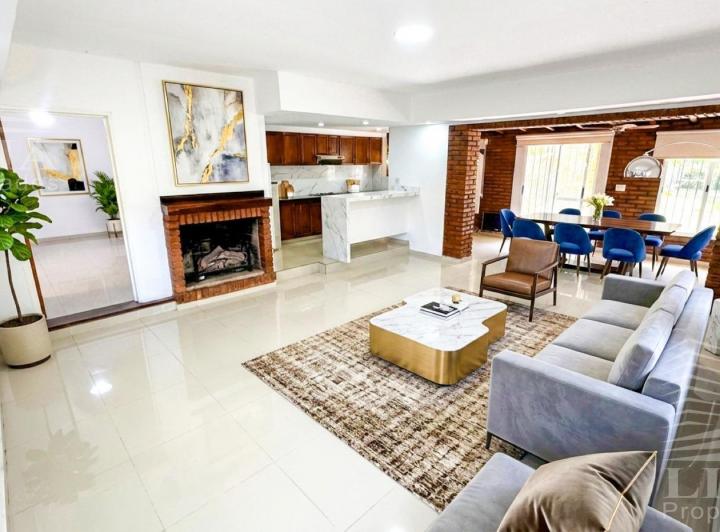 Casa · 270m² · 5 Ambientes · 2 Cocheras