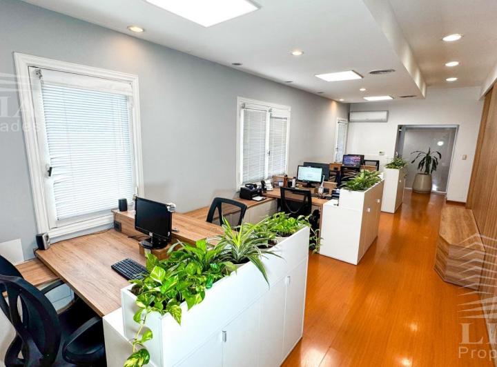 Oficina comercial · 204m² · 9 Ambientes · 2 Cocheras