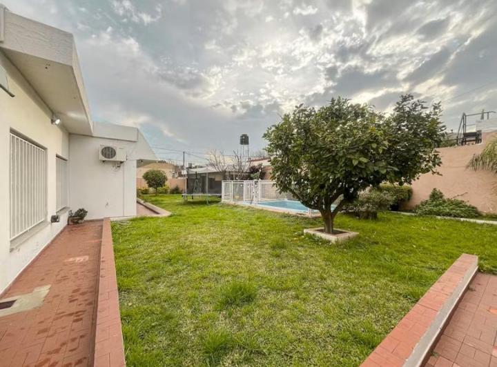 Casa · 209m² · 5 Ambientes · 2 Cocheras