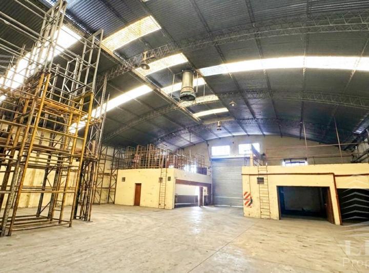 Bodega-Galpón · 700m² · 3 Ambientes · 2 Cocheras