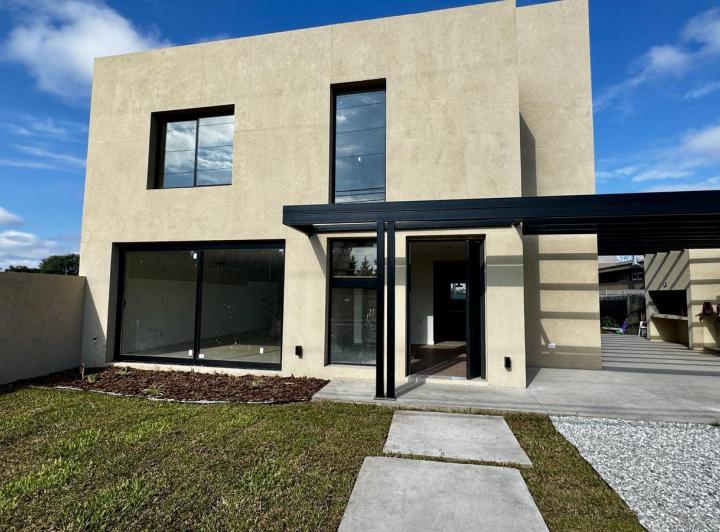 Casa · 173m² · 3 Dormitorios · 2 Cocheras