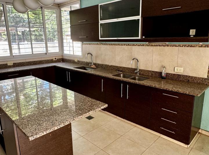 Casa · 224m² · 5 Ambientes · 2 Cocheras