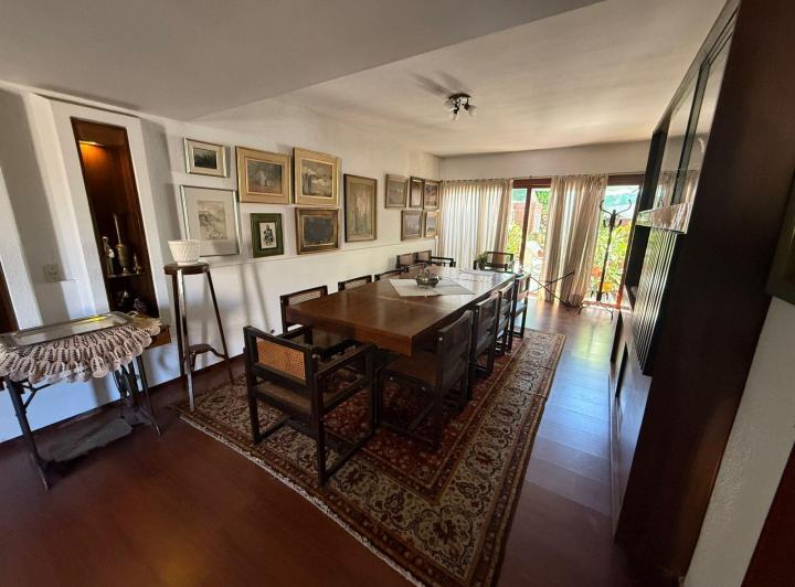 Casa · 322m² · 13 Ambientes · 1 Cochera