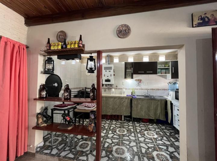 Casa · 100m² · 8 Ambientes · 2 Cocheras