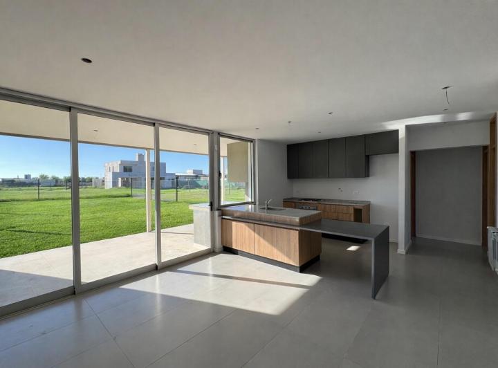 Casa · 105m² · 5 Ambientes · 2 Cocheras