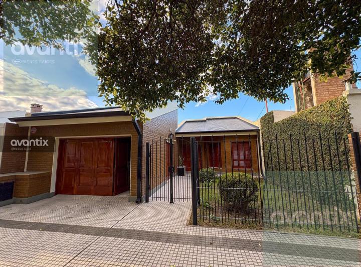 Casa · 221m² · 8 Ambientes · 2 Cocheras