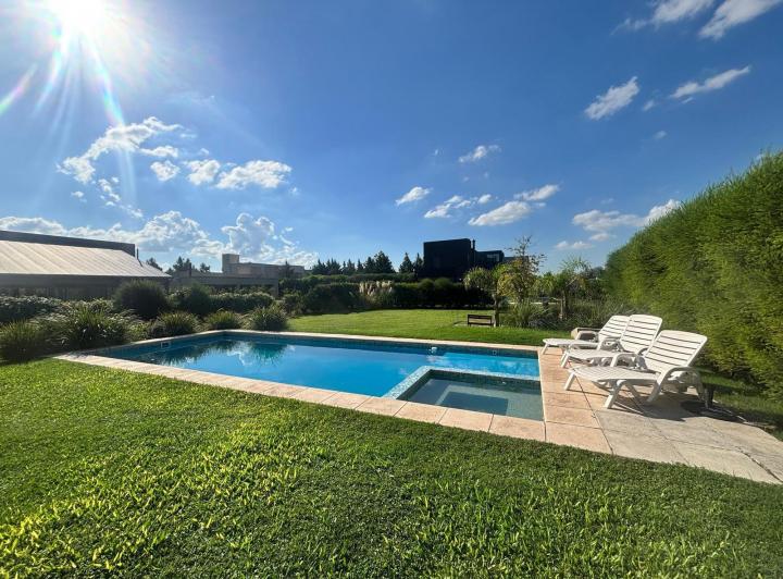 Casa · 194m² · 6 Ambientes · 2 Cocheras
