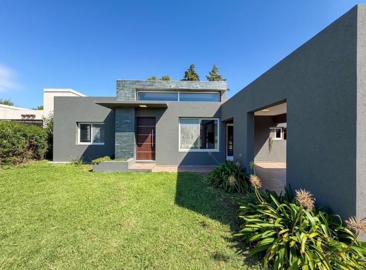 Casa · 150m² · 5 Ambientes · 2 Cocheras