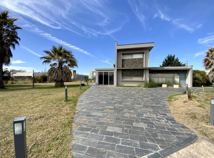 Casa · 230m² · 10 Ambientes · 1 Cochera