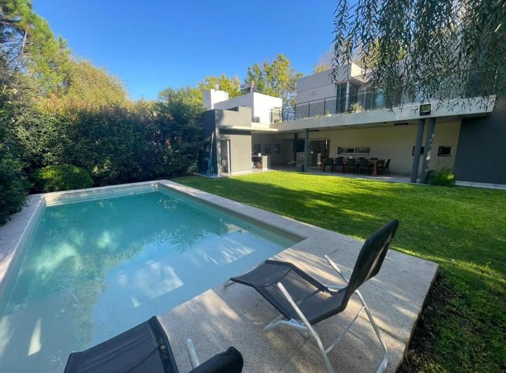Casa · 230m² · 4 Ambientes · 4 Cocheras