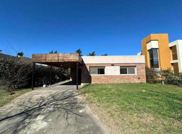 Casa · 672m² · 4 Ambientes · 1 Cochera