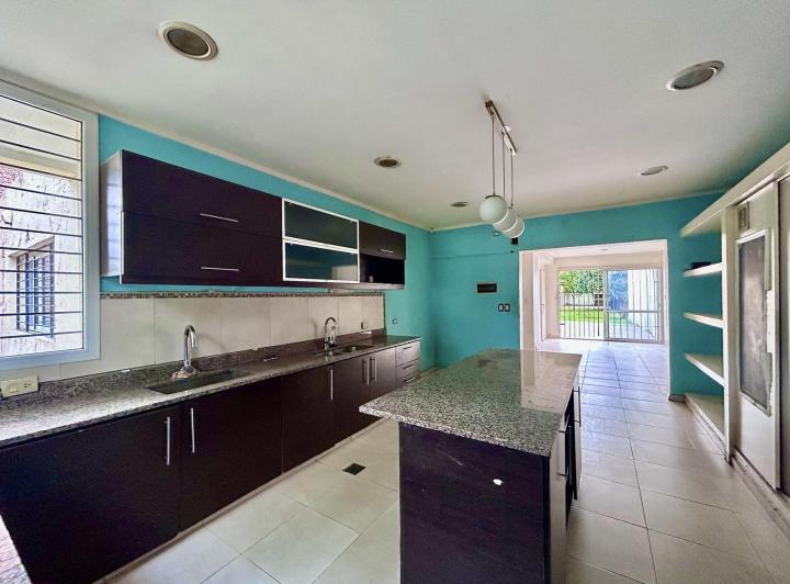 Casa · 224m² · 5 Ambientes · 2 Cocheras