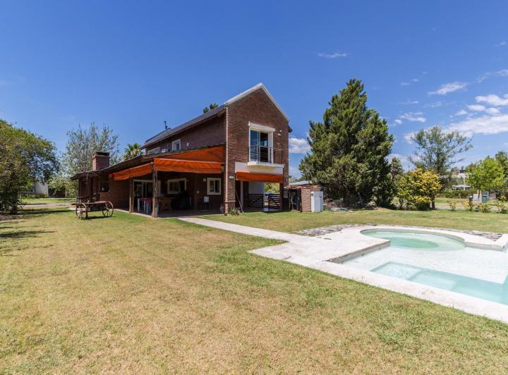 Casa · 250m² · 4 Ambientes · 1 Cochera
