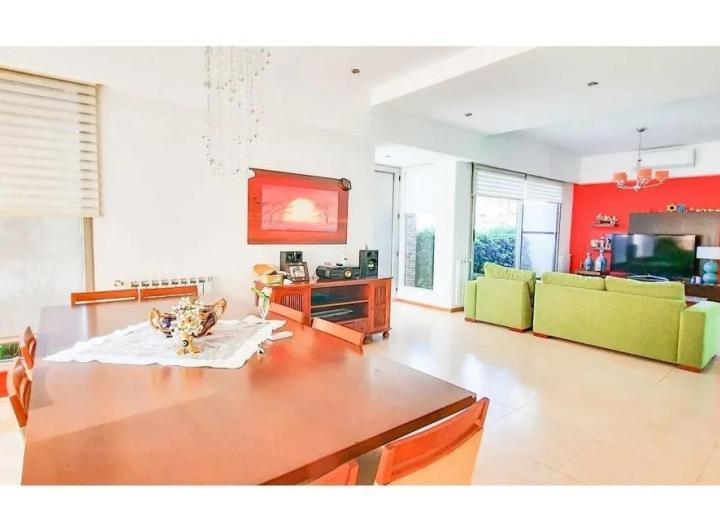 Casa · 180m² · 6 Ambientes · 2 Cocheras