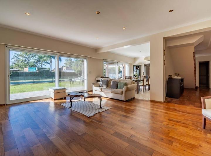 Casa · 350m² · 9 Ambientes · 2 Cocheras