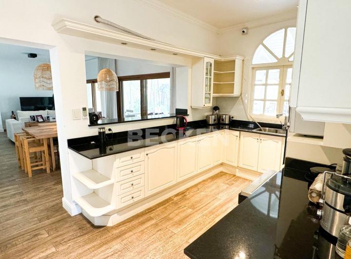 Casa · 400m² · 5 Ambientes · 2 Cocheras