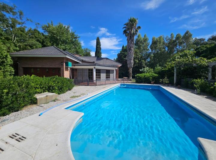 Casa · 250m² · 5 Ambientes · 3 Cocheras