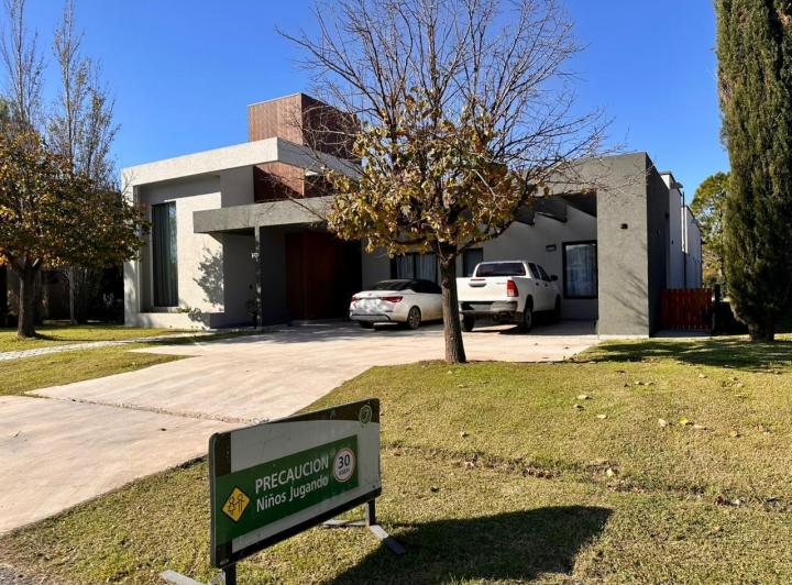 Casa · 265m² · 3 Dormitorios