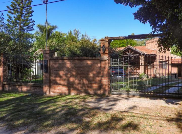 Casa · 230m² · 6 Ambientes · 1 Cochera