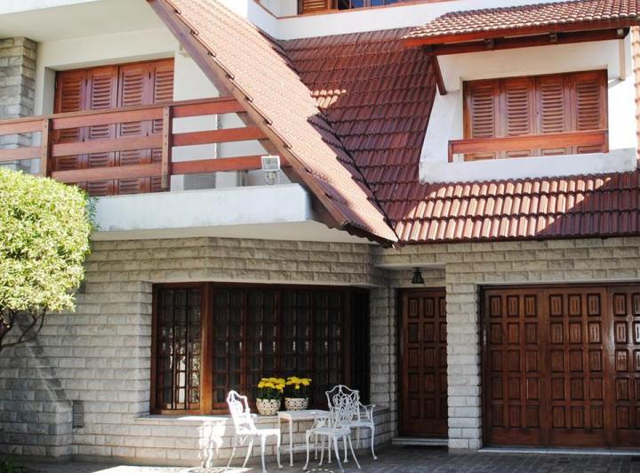 Casa · 300m² · 8 Ambientes · 2 Cocheras
