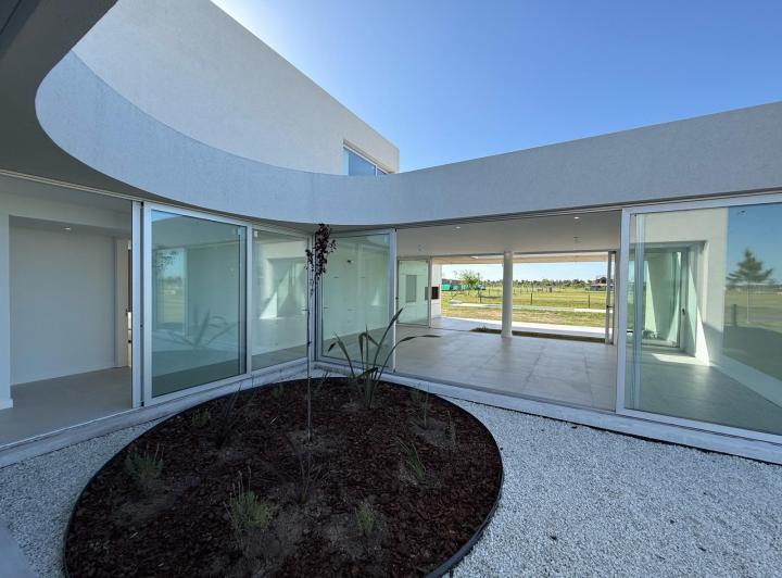 Casa · 261m² · 6 Ambientes · 2 Cocheras