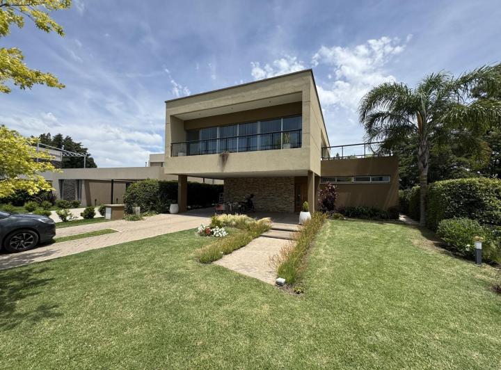 Casa · 385m² · 3 Dormitorios · 2 Cocheras