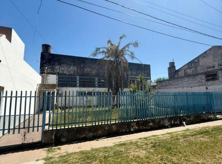 Bodega-Galpón · 658m² · 2 Ambientes · 4 Cocheras
