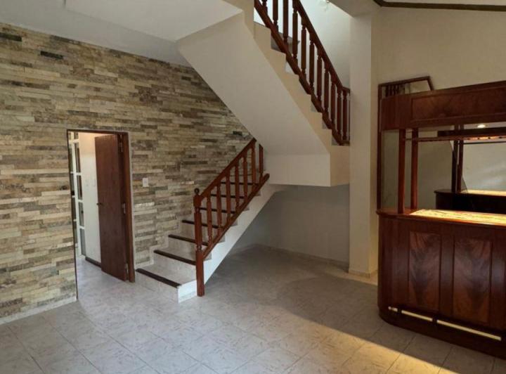 Casa · 303m² · 8 Ambientes · 3 Cocheras