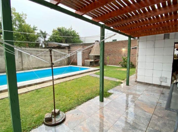 Casa · 210m² · 8 Ambientes · 3 Cocheras