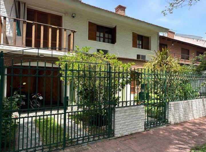 Casa · 250m² · 6 Ambientes · 2 Cocheras