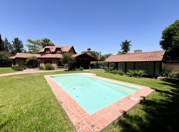 Casa · 200m² · 5 Ambientes · 2 Cocheras