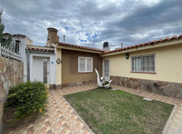 Casa · 220m² · 4 Ambientes · 1 Cochera