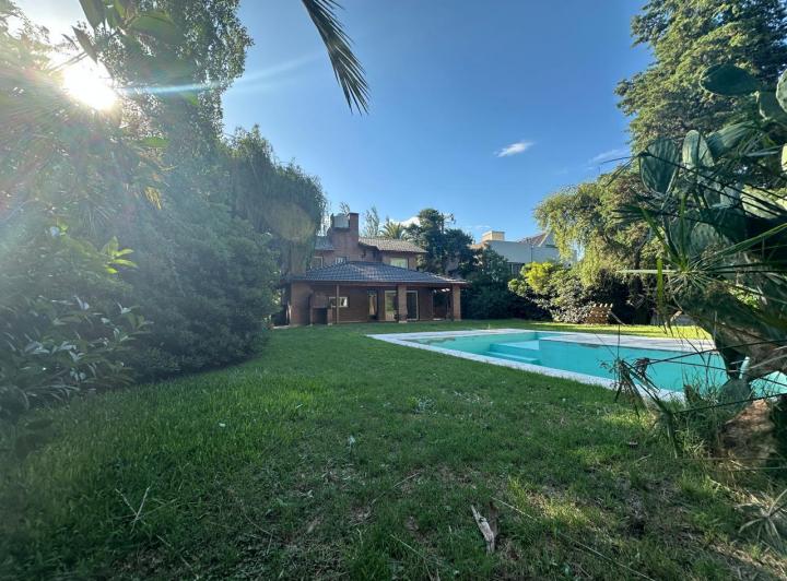 Casa · 800m² · 10 Ambientes · 4 Cocheras